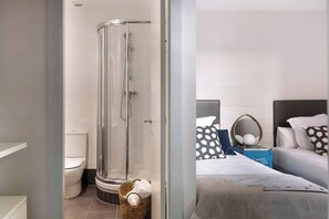 Shower, hair dryer, towels - Maison - Two Bedroom Apartment (Barcelona)