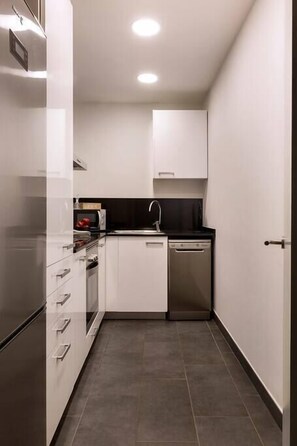 Jääkaappi, mikroaaltouuni, uuni, astianpesukone