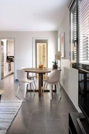 Dining - Maison - Two Bedroom Apartment (Barcelona)