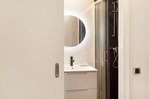 Dusche, Haartrockner, Handtücher