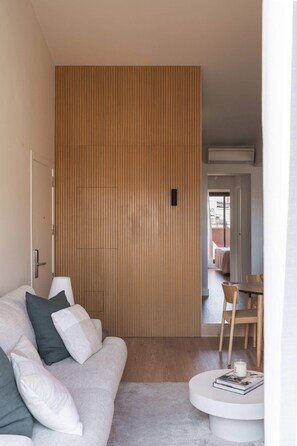 TV, offices - RUMAH / JIA - Penthouse with Terrace (Barcelona)