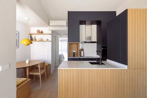 Jääkaappi, mikroaaltouuni, uuni, astianpesukone