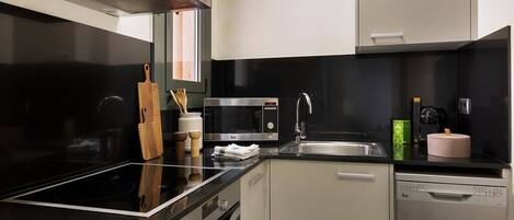 ثلاجة، ميكروويف، فرن، موقد طهي مسطح