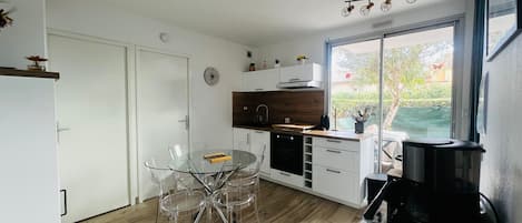 Kühlschrank, Mikrowelle, Ofen, Herdplatte