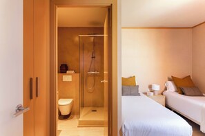 Regadera, secadora de cabello, toallas 