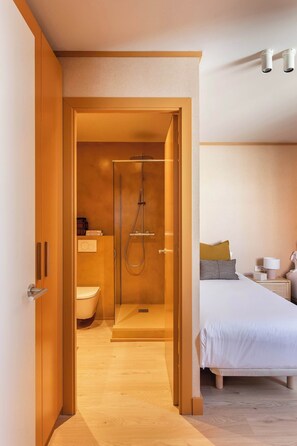 10 habitaciones, tabla de planchar con plancha, wifi y ropa de cama 