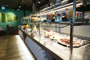 Desayuno buffet diario (CHF 15 por persona)