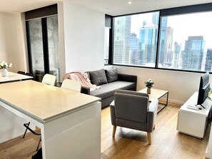 Apartamento premier | Área de estar | TV LED 42 polegadas com canais a cabo, TV
