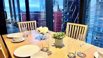 Apartamento luxo | Opções para refeição no quarto