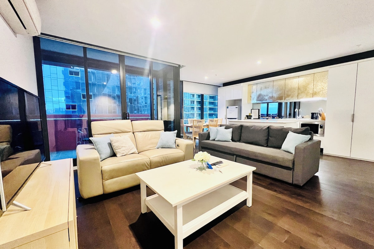 Apartemen Deluks | Area keluarga | Televisi LED 42-inci dengan saluran TV kabel dan TV