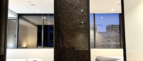 Lägenhet City | 3 sovrum, sängtillbehör av högsta kvalitet, unika möbler och skrivbord
