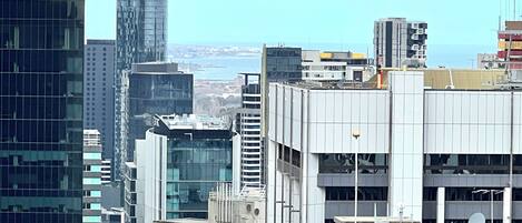 Un edificio de gran altura con un diseño arquitectónico moderno, que combina fachadas de vidrio y hormigón.
