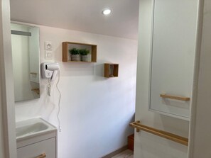 Bathroom - Renovated apartment for 6, near beach, Touques (Touques)