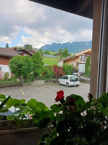 Pure Swissness - cozy vacation apartment with lots of charm overlooking Lake Thun