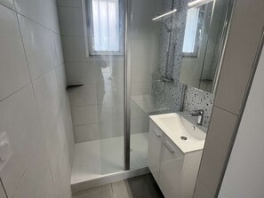 Bathroom - Cozy 1-Bedroom Apartment with Garden, 150m from Beach, Sleeps 4 (Valras-Plage)
