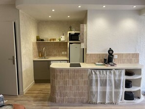 Fridge, microwave, stovetop