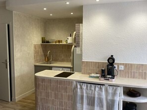 Fridge, microwave, stovetop - Cozy 1-Bedroom Apartment with Garden, 150m from Beach, Sleeps 4 (Valras-Plage)
