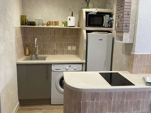 Fridge, microwave, stovetop - Cozy 1-Bedroom Apartment with Garden, 150m from Beach, Sleeps 4 (Valras-Plage)