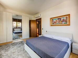 2 slaapkamers, een bureau, een strijkplank/strijkijzer, reisbedje