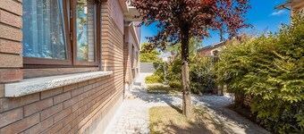 Living in Art * Near The Airport, Wi-Fi, Netflix and Garden 