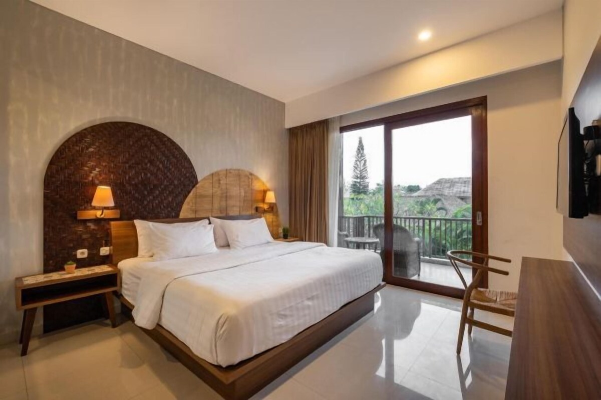 Desk, laptop workspace, free WiFi, bed sheets