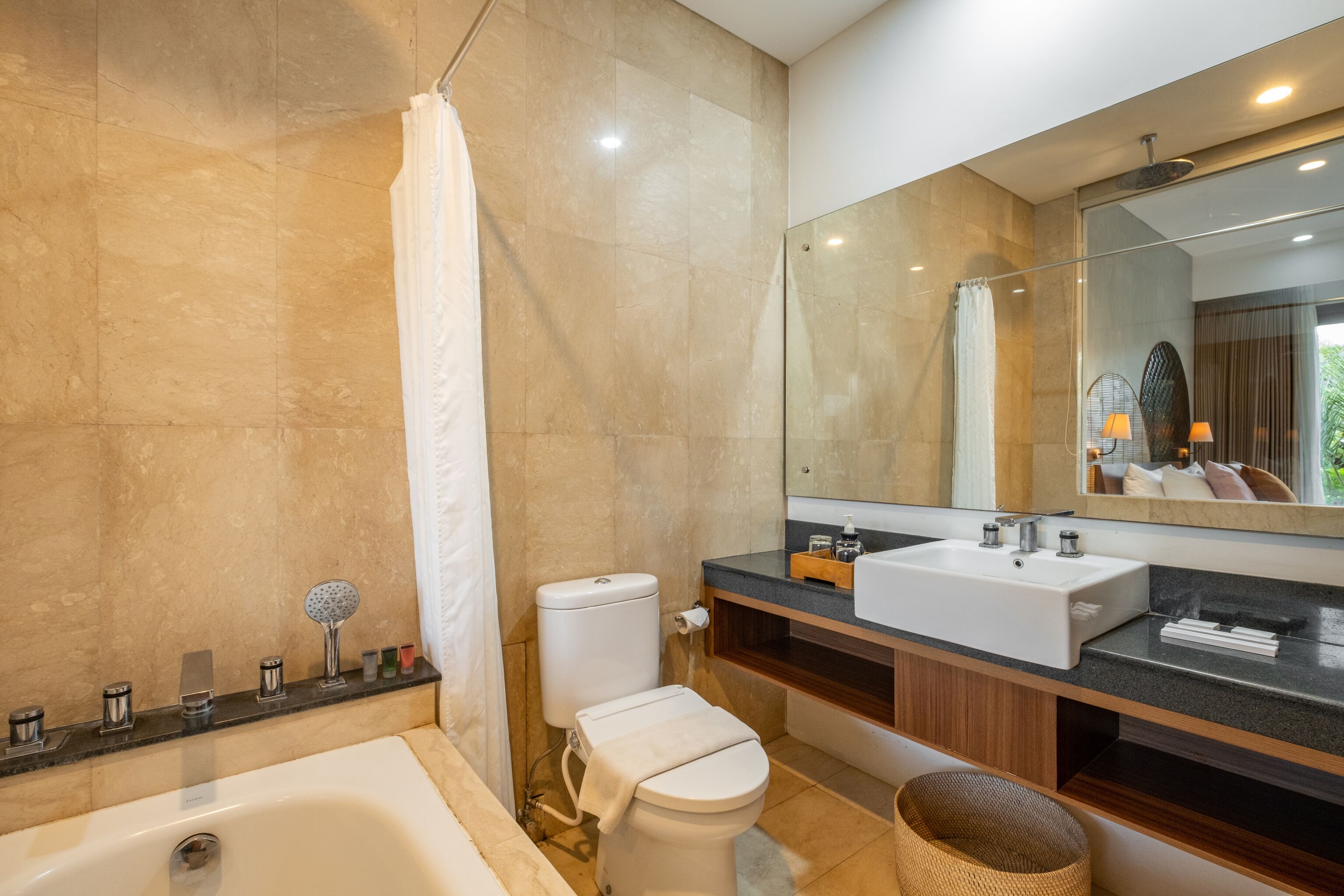 Un baño moderno con bañera, inodoro y lavabo.