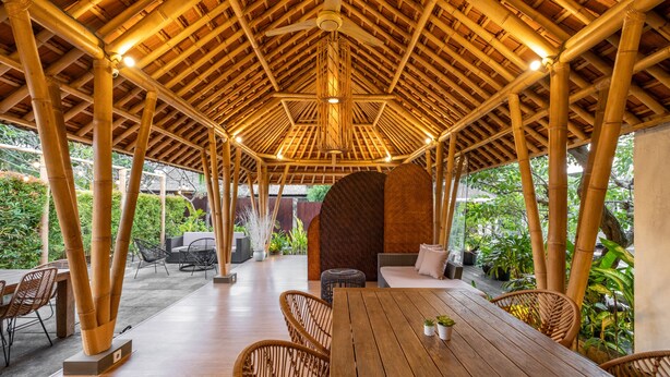 An open-air pavilion with a bamboo roof, wooden tables, and wicker chairs. - Cove Tevana (Keroboken Kelod)