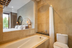 Phòng đôi Premium | Phòng tắm | Bồn tắm và buồng tắm vòi sen riêng, vòi sen phun mưa, khăn tắm 