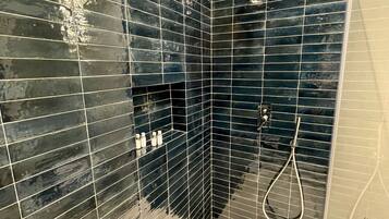 Dusche, Haartrockner, Bidet, HandtĂŒcher