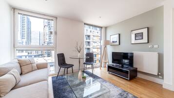 Leilighet | Oppholdsområde | En 37-tommers TV med kabel-kanaler samt Netflix og strømmetjenester