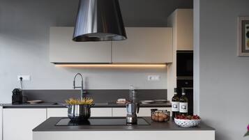 Full-sized fridge, microwave, oven, stovetop