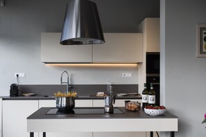 Grand réfrigérateur, micro-ondes, four, plaque de cuisson