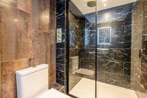 Badewanne, Haartrockner, Handtücher