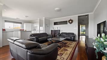 TV, ping pong, stereo