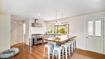 Een magnetron, een oven, een vaatwasser, eettafels