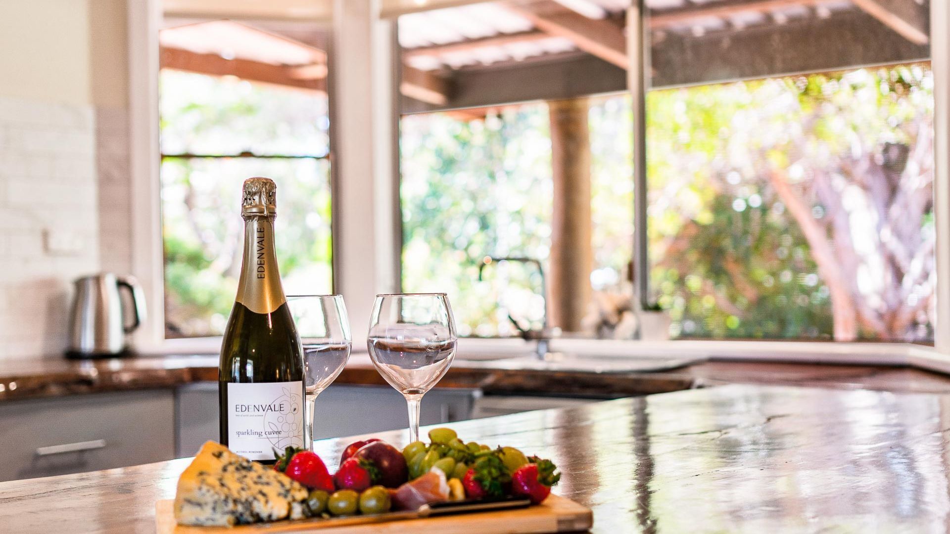 Micro-ondes, four, lave-vaisselle, tables à manger