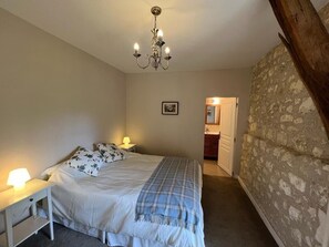 2 slaapkamers, een strijkplank/strijkijzer, reisbedje, wifi