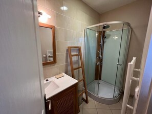Douche, serviettes fournies, savon, shampoing