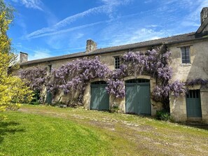 Exterior - Le Gîte du Jardinier - Un Gîte Accueillant Dans L'enceinte D'un Château ! (La Celle-Guenand)