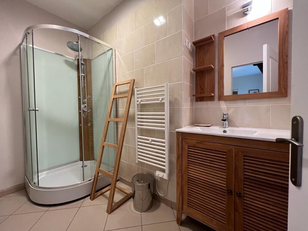 Dusch, handdukar, tvål och schampo