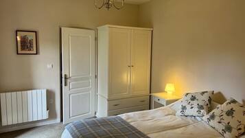 2 bedrooms, iron/ironing board, travel cot, WiFi