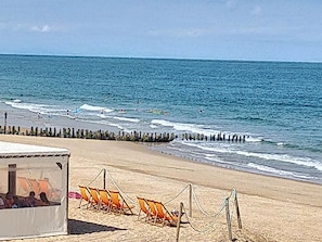 Perto da praia, espreguiçadeiras