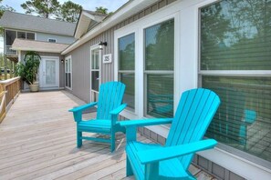 Terrace/patio - 3 Bedroom 2 Bath House, Dog Friendly, Fenced Yard, Sleeps 6 (Oak Island)
