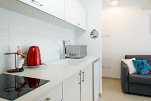 Kühlschrank, Mikrowelle, Wasserkocher, Hochstuhl