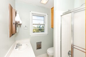 Bathroom - The Knotty Hooker - Classic 4BR Soundfront Home - Pet Friendly! (Surf City)