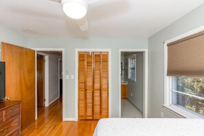 Room - The Knotty Hooker - Classic 4BR Soundfront Home - Pet Friendly! (Surf City)