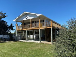 Une maison à deux étages avec un balcon, une véranda et une plaque portant le numéro « 403 ».