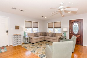 Living area - The Knotty Hooker - Classic 4BR Soundfront Home - Pet Friendly! (Surf City)