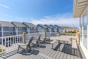 Outdoor dining - Shore Is Nice - 4BR Townhouse with Easy Beach Access! Pet Friendly! (Surf City)