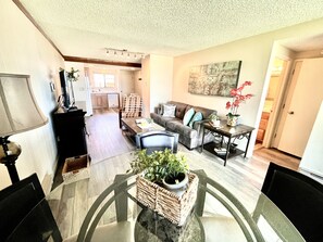 Télévision, cheminée, chaîne hi-fi